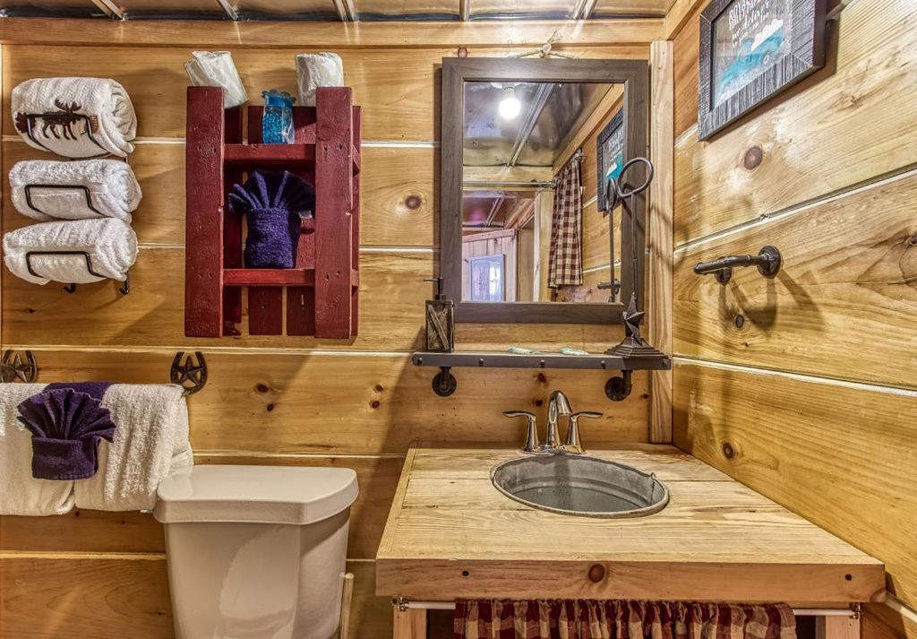 The Tiny Barn, 1089 Free Tickets Each Paid Day, Dollywood And More Sevierville Kültér fotó